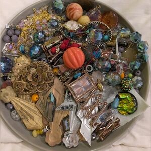 Broken Vintage Assorted Jewelry and Beads Collection B38029